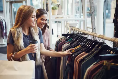 I den konkurrenceprægede verden af tøjdetailhandel er effektivitet og kundetilfredshed altafgørende. Et POS-system skræddersyet til tøjbutikker kan revolutionere driften, hjælpe detailhandlere med at administrere lageret problemfrit, samtidig med at det giver en hurtig betalingsoplevelse for kunderne. Denne artikel undersøger, hvordan POS-systemer kan forbedre den daglige drift af tøjbutikker og deres fordele for både personale og kunder.